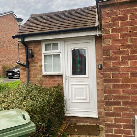 Cosy Apartment With Private Access And Kitchenette In Guildford (Adults Only) Worplesdon Esterno foto