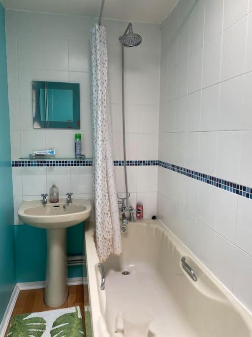 Cosy Apartment With Private Access And Kitchenette In Guildford (Adults Only) Worplesdon Esterno foto