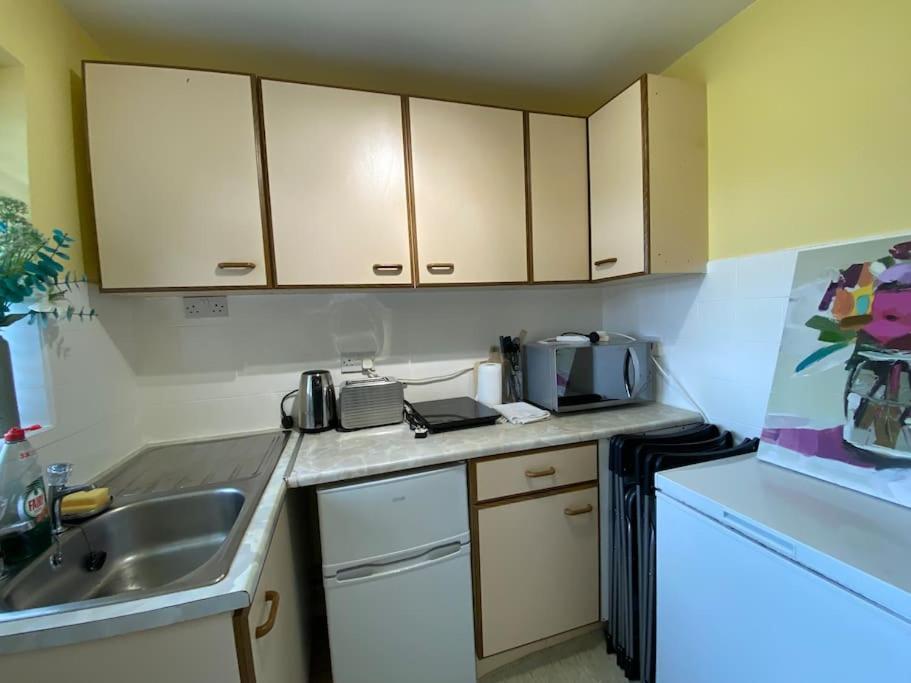 Cosy Apartment With Private Access And Kitchenette In Guildford (Adults Only) Worplesdon Esterno foto