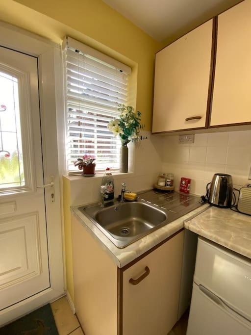 Cosy Apartment With Private Access And Kitchenette In Guildford (Adults Only) Worplesdon Esterno foto