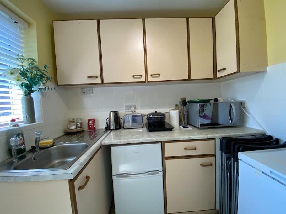 Cosy Apartment With Private Access And Kitchenette In Guildford (Adults Only) Worplesdon Esterno foto