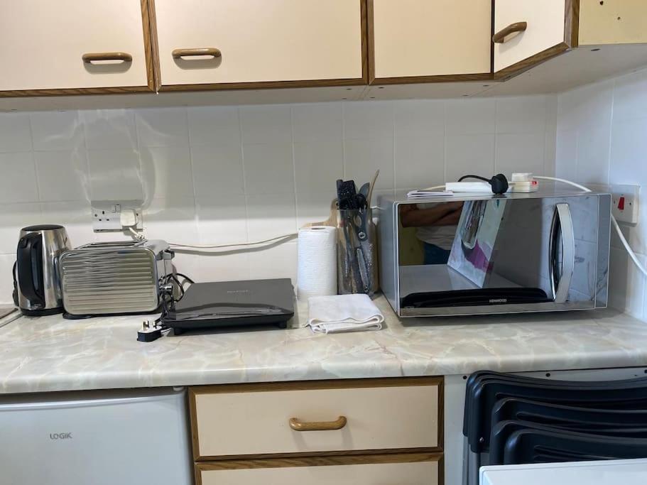 Cosy Apartment With Private Access And Kitchenette In Guildford (Adults Only) Worplesdon Esterno foto