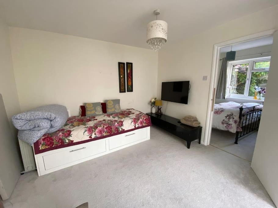 Cosy Apartment With Private Access And Kitchenette In Guildford (Adults Only) Worplesdon Esterno foto
